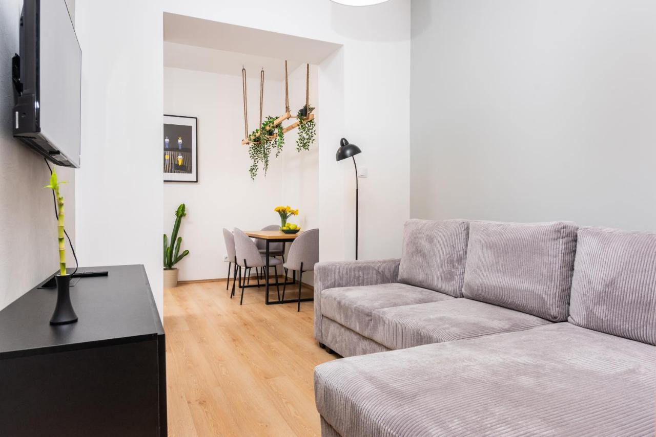 Modern Centrally Located - By Upstairs Apartment Krakow